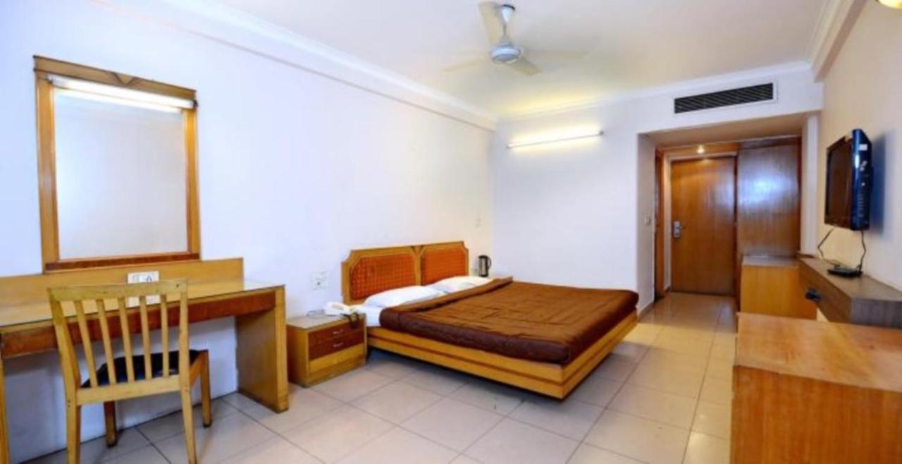 Hotel Shelter Гвалиор Экстерьер фото